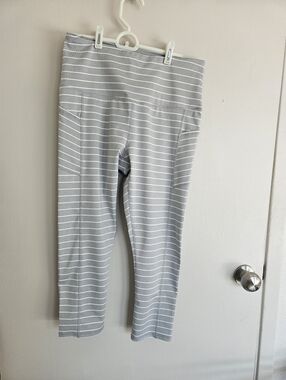 Gaiam Gray & White Striped Cropped Leggings